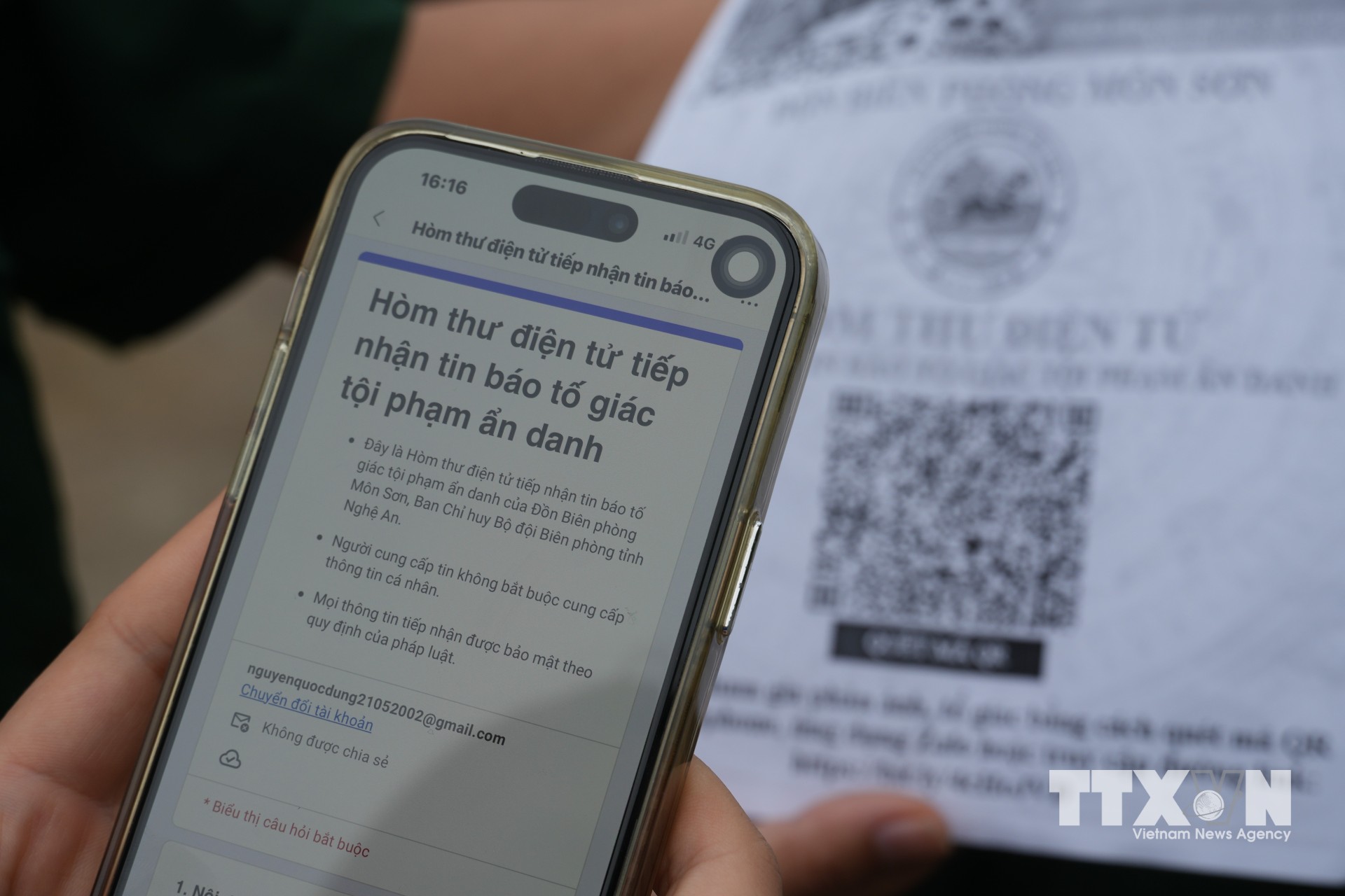 Với điện thoại thông minh, người dân có thể quét mã và gửi thông tin tố giác tội phạm đến lực lượng Biên phòng mà không nhất thiết phải trực tiếp đến đơn vị. (Ảnh: Bích Huệ/TTXVN)